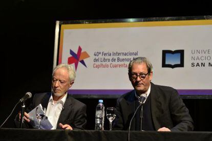 J. M. Coetzee (izquierda) y Paul Auster, durante el diálogo que mantuvieron en la Feria del Libro de Buenos Aires.