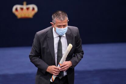 The writer Emmanuel Carrére, after receiving the award.