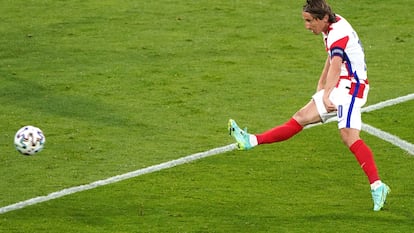 Luka Modric golpea con el exterior en la acción del 2-1 contra Escocia.