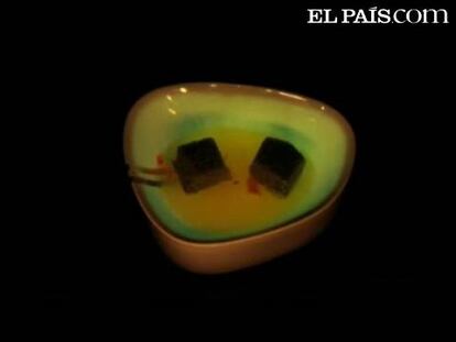 Platos lámpara que se iluminan al contacto con la comida. Juan Mari Arzak y Elena Arzak experimentan con Jon Rodríguez, diseñador de Estrategias Futuras de Philips, "cómo compartir emociones con el comensal". Quieren "explorar las posibilidades multisensoriales de la gastronomía por medio de la provocación".