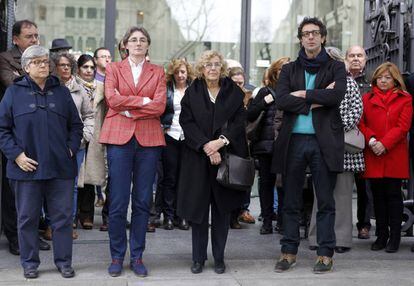 La alcaldesa de Madrid, Manuela Carmena, durante el minuto de silencio a las puertas del Ayuntamiento en memoria de la mujer asesinada en Madrid.