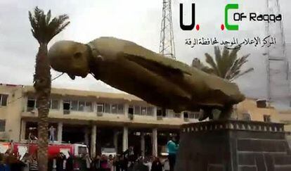 Los rebeldes tumban la estatua de Hafez El Asad en la ciudad de Raqqa, este lunes. 