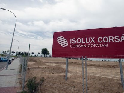 Cartel de Isolux en una obra de la compañía.