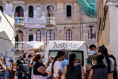 Ocupantes y miembros del colectivo Construyendo Malilla, el pasado lunes en la calle de Manuel Arnau de Valencia.