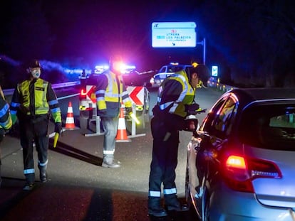 Control de movilidad interurbana de la Guardia Civil de Tráfico en la AP 4, a la altura de Los Palacios y Villafranca, durante el estado de alarma por el coronavirus, en abril de 2020.