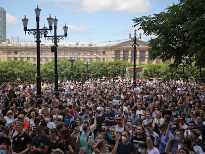 Manifestantes muestran su apoyo al gobernador Serguéi Furgal, el pasado lunes, en Jabárovsk.