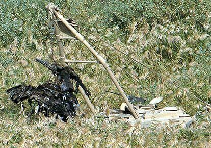 Un blindado del Ejército estadounidense recupera los restos del helicóptero Black Hawk, ayer, cerca de Tikrit.