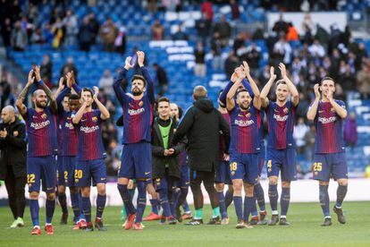 Los jugadores del FC Barcelona aplauden a sus aficionados al finalizar el partido.