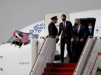 El yerno y asesor de Donald Trump, Jared Kushner, desembarca del avión de El Al tras aterrizar en Abu Dabi este lunes.