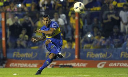 Carlos Tevez patea un balón en La Bombonera, en un partido de 2016.