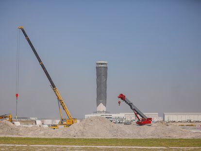 Torre de control del Aeropuerto Internacional Felipe Ángeles durante el recorrido realizado en octubre