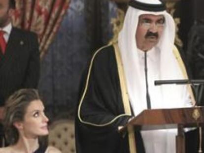 El emir de Catar, Hamad Bin Jalifa al-Thani, se dirige a los asistentes en presencia de la Reina Sofia, la Princesa Letizia y el presidente del gobierno, José Luis Rodriguez Zapatero, en la cena de gala organizada en el Palacio Real