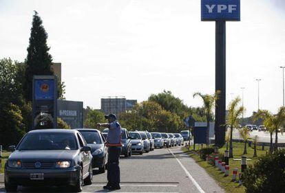 Una estaci&oacute;n de servicio de YPF en Buenos Aires.