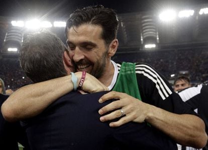 Buffon celebra con uno de los técnicos de la Juventus de Turín tras un partido frente a la Roma, el 13 de mayo de 2018.