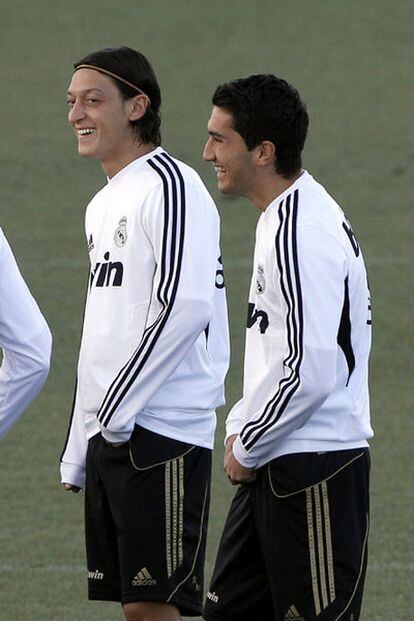 Sahin, junto a Özil, en el entrenamiento del Real Madrid.
