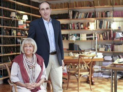 Beatriz de Moura, editora de Tusquets, con Juan Cerezo, que le suceder&aacute; en el cargo. Barcelona