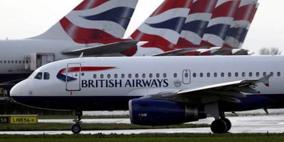 Aviones de British Airways estacionados en el aeropuerto londinense de Heathrow, propiedad de IAG.