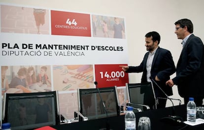 El consejero de Educación, Marzà, a la izquierda, con el presidente de la Diputación de Valencia, Rodríguez.