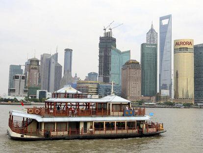 Aspecto de la zona nueva del Pudong vista desde el Bund (malecón) de Shanghai.