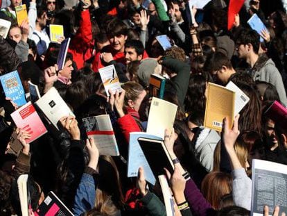 Un grupo de jóvenes exhiben sus libros contra las cargas policiales de la primavera valenciana, en 2012.