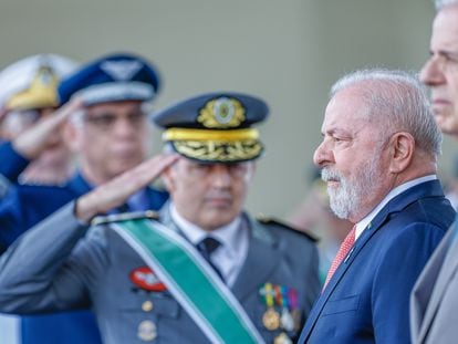 Lula, presidente de Brasil, junto a los jefes de las Fuerzas Armadas, durante la ceremonia por el Día del Ejército, en Brasilia, el pasado 19 de abril, en una fotografía difundida por su equipo.