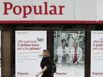 Una mujer pasa por delante de una oficina del Banco Popular, en Barcelona.