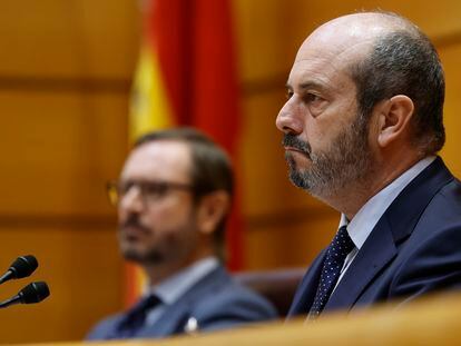 Pedro Rollán, presidente del Senado, durante el minuto de silencio por el expresidente de Canarias, este martes en la Cámara alta.