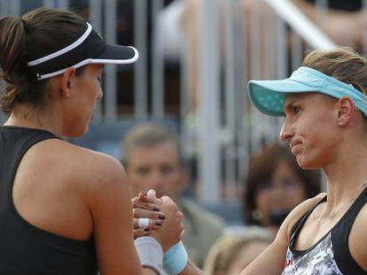 Muguruza saluda a Tsurenko, lesionada, este lunes en París.