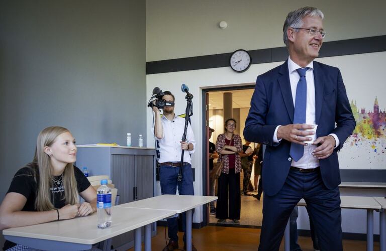 El ministro de Educación de Países Bajos, Arie Slob, durante una visita a una escuela en Hilversum en junio.