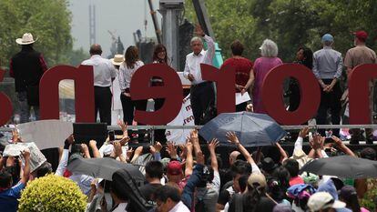 L&oacute;pez Obrador saluda a miles de simpatizantes de Morena.