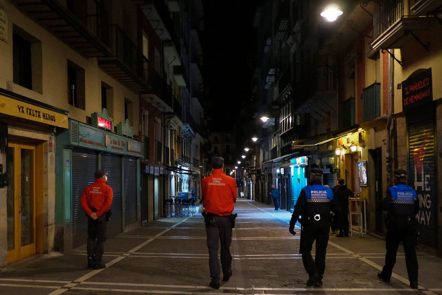 Agentes de policía controlan que se cumplan las medidas contra al covid el pasado viernes en Pamplona. 
