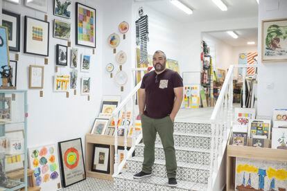 Raúl Muñoz Tejado (44 años), copropietario del taller y la galería de arte Espacio Punto Nemo, ubicado en el Rastro.