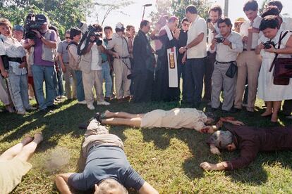 El arzobispo de San Salvador, Arturo Rivera y Damas rodeado de periodistas en el lugar en el que seis jesuitas (cinco de ellos españoles), han sido asesinados en la Universidad Católica de El Salvador. Los religiosos asesinados, todos ellos seguidores de la "teología dela liberación", son: Ignacio Ellacuría, Ignacio Martín Baró, Segundo Montes, Armando López, Juan Ramón Moreno y Joaquín López. AP 16/11/1989