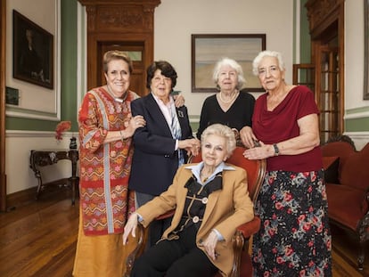 Desde la izquierda, Carmen Tagüeña, Trinidad Martínez, Paloma Altolaguirre, Loty de la Granja y Teresa Martín (sentada).