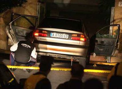 Agentes de la Guardia Civil revisan el coche del alcalde de Polop, poco después de que fuera asesinado, el 19 de octubre de 2007.