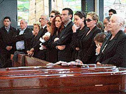 Los familiares de José María Simó, ayer, durante el sepelio del empresario de Torrent.