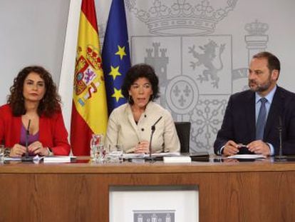 La ministra de Hacienda, María Jesús Montero, explica que las subidas de impuestos se concentrarán en 2019 y anuncia que se retrasa hasta 2022 el fin del déficit público en España
