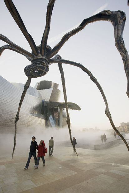 La obra de la artista &#39;Mamá&#39;, instalada  junto al Museo Guggenheim de Bilbao