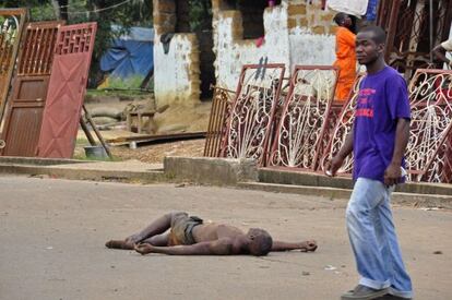El cadáver de un hombre, supuestamente muerto por el ébola, en las calles de Monrovia, Liberia.
