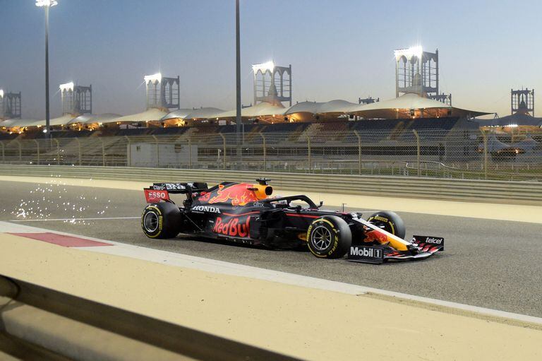Max Verstappen, este domingo con su Red Bull entrenando en el Circuito Internacional de Baréin.