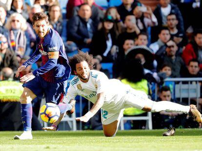 Leo Messi corre descalzo en el Bernab&eacute;u.