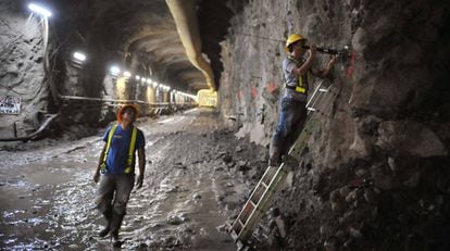 Dos operarios, en uno de los túneles ya construidos para el proyecto.