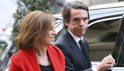 El expresidente del Gobierno, Jos&eacute; Maria Aznar y su esposa Ana Botella, a la llegada a un acto de las Fundaci&oacute;n FAES en Madrid.