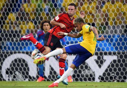 Neymar remata a puerta ante Brasil.