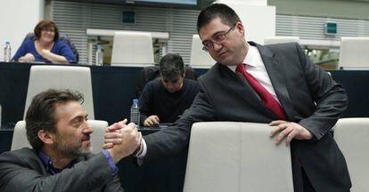 Los ediles de IU Mauricio Valiente y Carlos Sánchez Mato, en el pleno de Madrid.