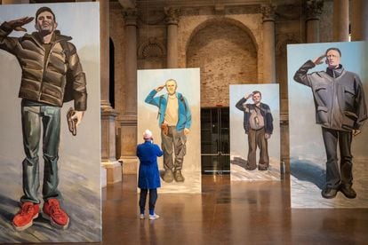 La serie 'Max Is in the Army', de Lesia Khomenko, expuesta en el Pabellón de Ucrania de la Bienal de Venecia.