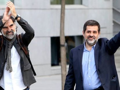 Jordi Cuixart (izquierda) y Jordi Sánchez, a su llegada al Supremo en 2017. En vídeo, el abogado de Jordi Sànchez confirma que han solicitado el primer permiso de 48 horas.