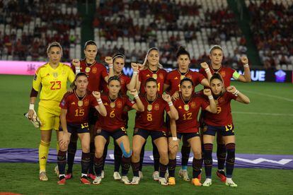 Las jugadoras de la selección española muestran el brazalete con el lema 'Se acabó', este miércoles en Córdoba.
