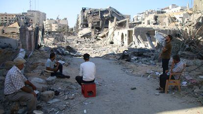 Ciudadanos de Gaza comprueban el daño causado por los bombardeos israelíes en sus viviendas, el 13 de octubre.