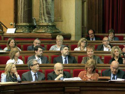 Ramon Espadaler, de pie a la derecha, ayer en su intervenci&oacute;n en el Parlament.